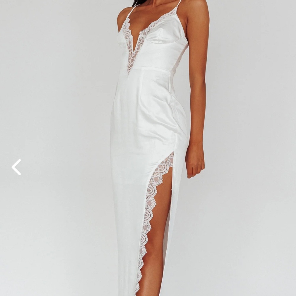 SELFIE LESLIE CLEARANCE
SALMA LACE V-NECKLINE MIDI DRESS WHITE